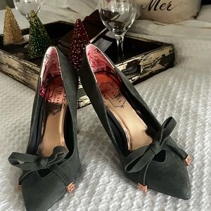 Ted Baker London Forest Gray  Bow Heels New Never Worn / No Tags US size 7 1/2